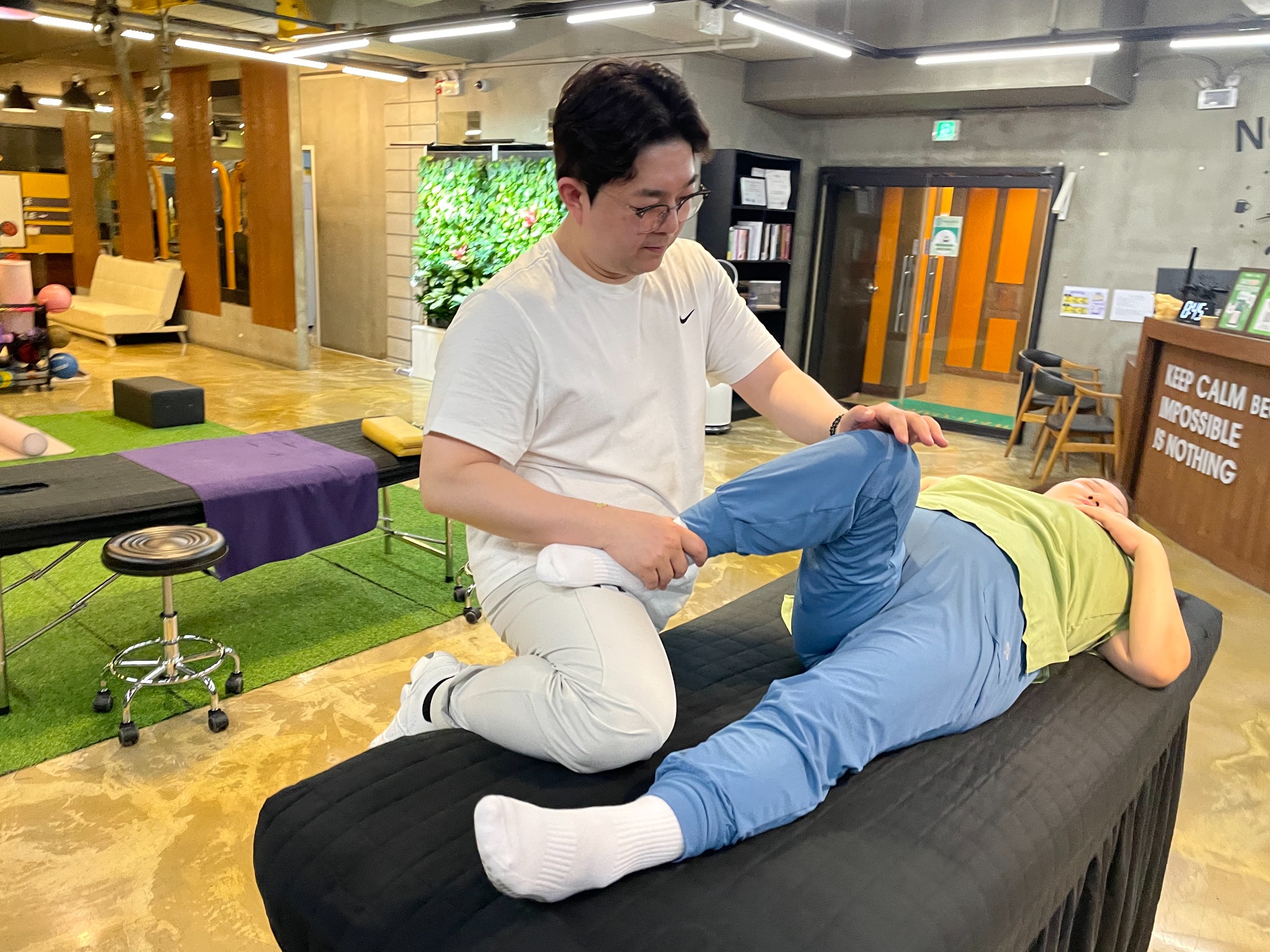 웰니스8 대표가 회원의 하체 움직임을 세심하게 확인하는 교정케어 수업